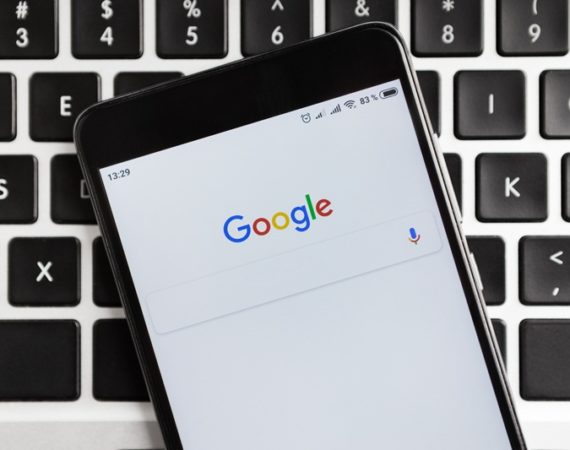 Barra de pesquisa e logotipo do Google na tela do Iphone. De como ranquear melhor seu site no Google.