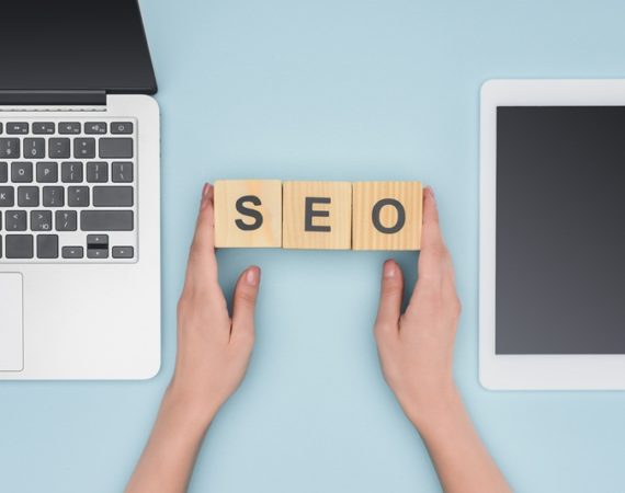 10 Mandamentos do SEO para iniciantes. 1. Pesquise e planeje sua palavra-chave. 2. Invista em conteúdos relevantes. 3. Publique apenas textos originais.