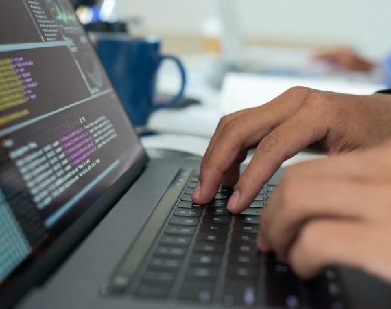 Pessoa fazendo otimização de sites para SEO.