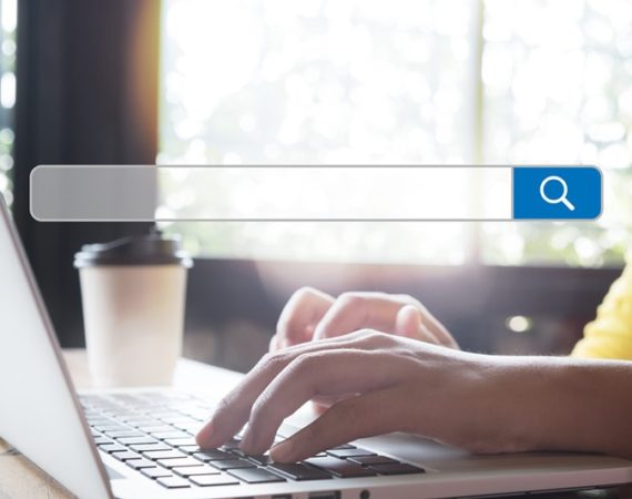 Pessoa buscando a melhor URL amigável ou padrão de URLs.