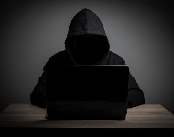 Pessoa de má índole praticando estratégia black hat em SEO.