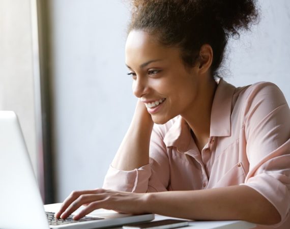 Mulher analisando as ferramentas para analisar o SEO de um concorrente