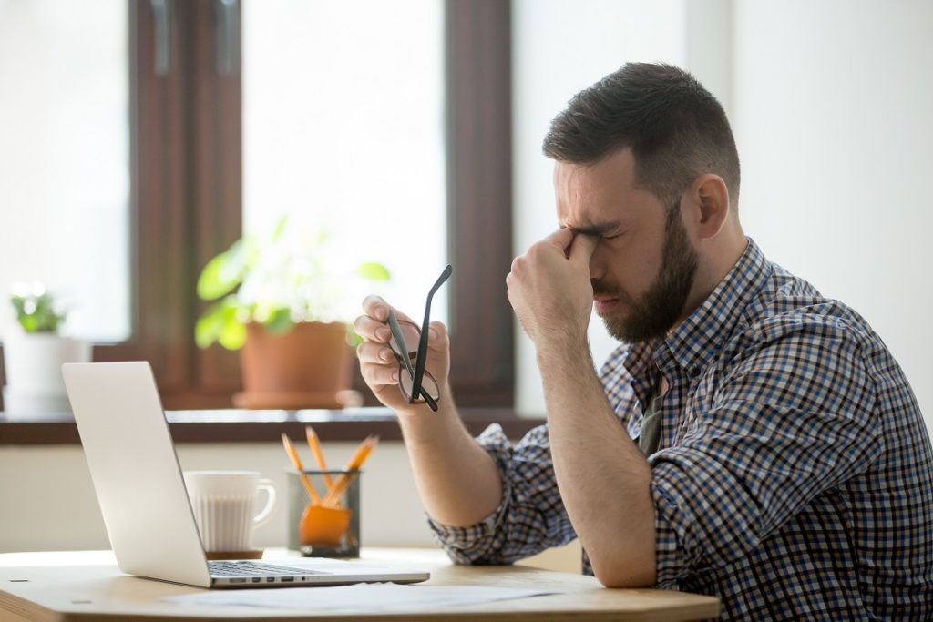 Homem triste porque seu ranqueamento no google caiu
