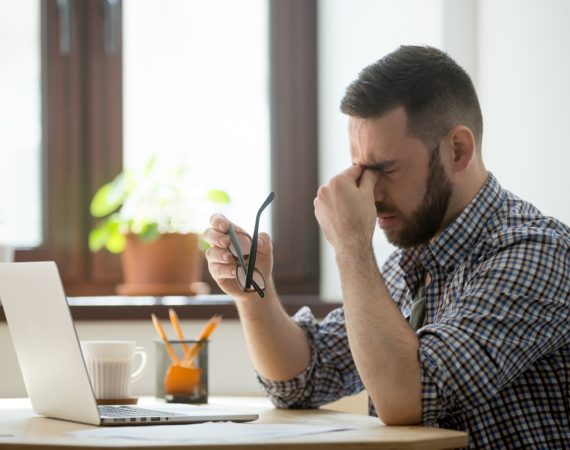 Homem triste porque seu ranqueamento no google caiu