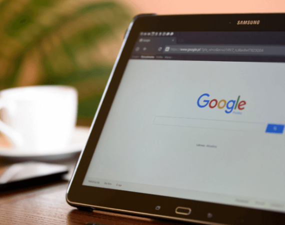 Computador aberto no site do Google para exemplificar as ferramentas do Google para Análise de SEO.