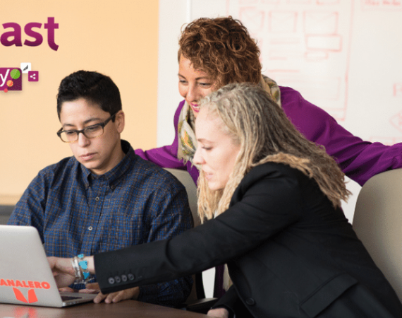 Grupo de pessoas criando SEO via Yoast Plugin WordPress