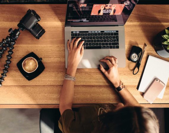 Fazer anúncios no YouTube pode ser uma boa forma de promover o seu produto através da plataforma e obter sucesso. Os anúncios são feitos a partir da plataforma AdWords do Google e, após sua grande popularização. Assim, ficou bem mais fácil incluir seus anúncios sem precisar estar atrelado a uma marca de grande visibilidade.