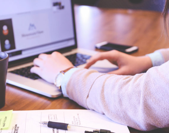 Neste artigo, vou compartilhar 5 dicas para melhorar o SEO do seu site. Truques que você pode usar para melhorar o posicionamento do seu site.