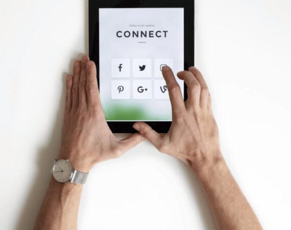 SpyFu é uma poderosa ferramenta de análise de concorrentes, essencial para quem deseja entender as estratégias de marketing digital dos rivais. Com recursos que permitem investigar palavras-chave, analisar desempenho de SEO e descobrir táticas de PPC, ela oferece insights valiosos sobre o cenário competitivo.